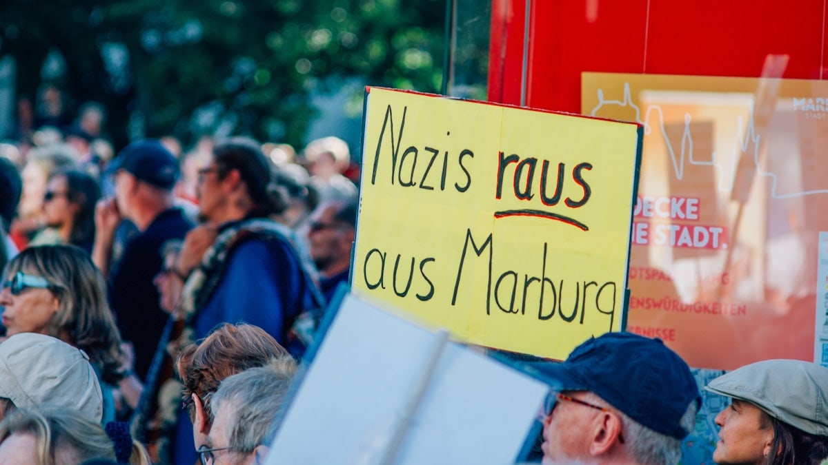 Demonstration / Protest für Vielfalt und Demokratie und gegen den Rechtsextremisten und Chef der "Identitären Bewegung" Martin Sellner in Marburg, Deutschland anlässlich seiner Lesung zur sogenannten "Remigration"